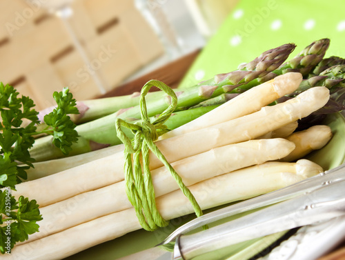 Foto: Spargel - grün und weiß Spargel - grün und weiß