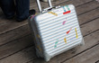 Valise et étiquettes de sécurité