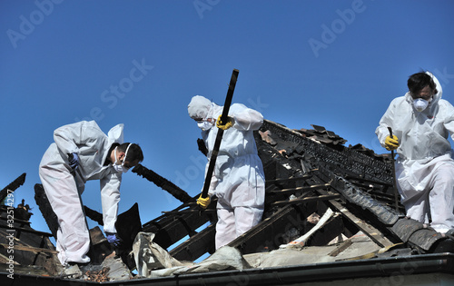 Foto: Aufräumarbeiten nach Dachstuhlbrand 1 Aufräumarbeiten nach Dachstuhlbrand 1