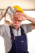 Handwerker ist erschöpft
