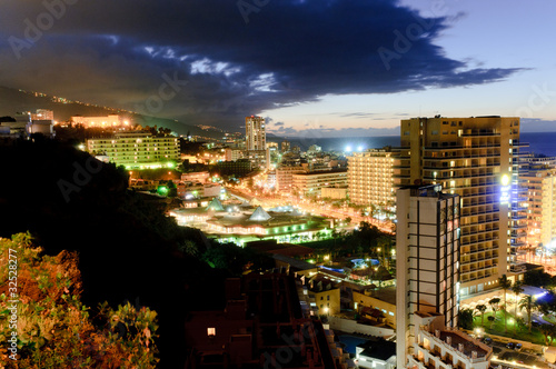 Foto: Puerto de la Cruz at night, Tenerife, Spain Puerto de la Cruz at night, Tenerife, Spain