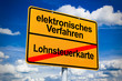 Ortsschild mit Lohnsteuerkarte