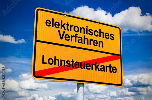 Foto: Ortsschild mit Lohnsteuerkarte Ortsschild mit Lohnsteuerkarte