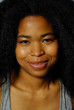 femme métisse souriante