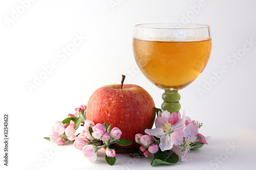Photo: Apfelwein mit Frucht und Blüten Apfelwein mit Frucht und Blüten