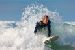 Surfer und Board im Meer mit Wellen