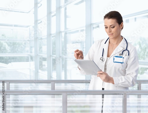 Foto: Female doctor using tablet in hospital Female doctor using tablet in hospital