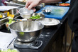 Cuisinier au travail