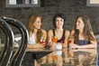 Foto: Three Girl Friends With Cocktails Three Girl Friends With Cocktails
