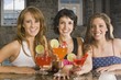 Foto: Three Girl Friends With Cocktails Three Girl Friends With Cocktails