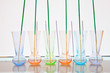 Vasos de colores y varitas de incienso