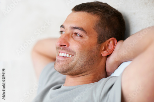 Foto: Young man relaxing with hands on his head Young man relaxing with hands on his head