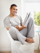 Foto: Happy young man reading newspaper - Indoor Happy young man reading newspaper - Indoor