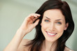 Foto: Attractive young female brunette smiling Attractive young female brunette smiling