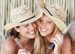Foto: Happy cute females holding beer bottles, beach view Happy cute females holding beer bottles, beach view