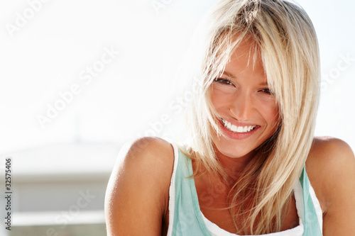 Foto: Portrait of beautiful smiling young woman Portrait of beautiful smiling young woman