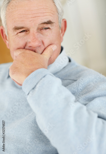 Foto: Closeup of a relaxed senior man looking away Closeup of a relaxed senior man looking away
