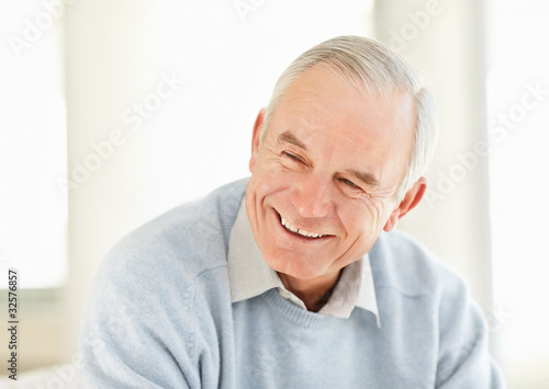 Foto: Closeup of a cheerful mature man looking away Closeup of a cheerful mature man looking away