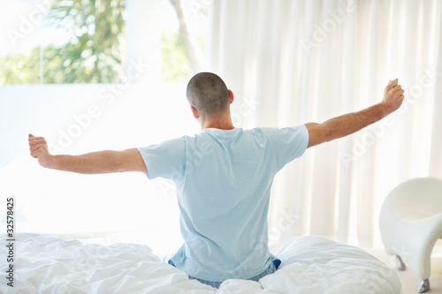 Foto: Middle aged man stretching his arms in the morning Middle aged man stretching his arms in the morning