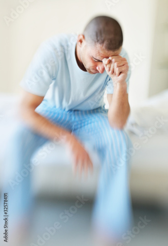 Foto: Middle aged male having headache holds his head hard in pain Middle aged male having headache holds his head hard in pain