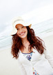 Foto: Cute young female standing on the beach Cute young female standing on the beach