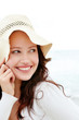 Foto: Young lady looking away while posing on beach Young lady looking away while posing on beach