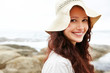 Foto: Beautiful young woman smiling on the seashore Beautiful young woman smiling on the seashore