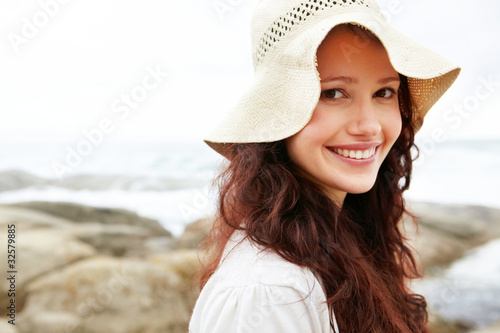Foto: Beautiful young woman smiling on the seashore Beautiful young woman smiling on the seashore