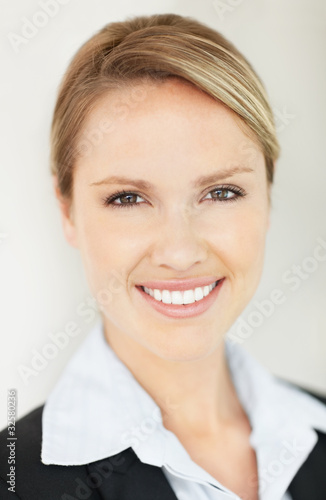 Foto: Closeup portrait of a happy pretty business woman Closeup portrait of a happy pretty business woman