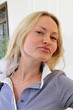 Blonde junge Frau