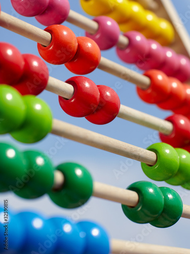 Foto: Close-up of a coloured children abacus in front of blue sky Close-up of a coloured children abacus in front of blue sky