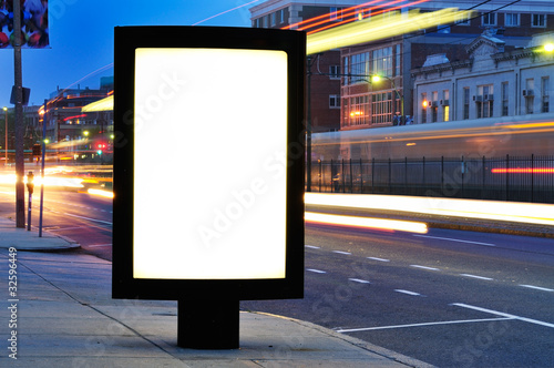 Foto: Blank Billboard on City Street at Night Blank Billboard on City Street at Night