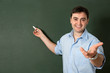 Student oder Lehrer an der Schultafel Student oder Lehrer an der Schultafel