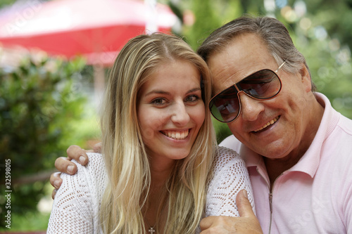 Photo: Älterer Mann mit junger Frau Älterer Mann mit junger Frau