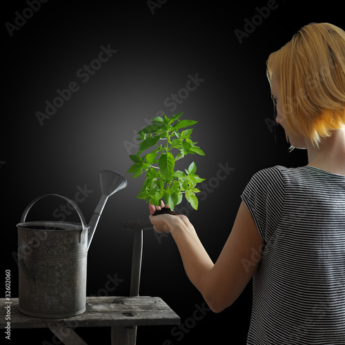 Foto: Gardening concept - woman holding a plant Gardening concept - woman holding a plant