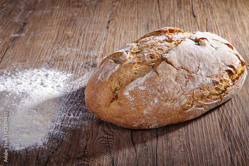 Foto: Brot mit Mehl Brot mit Mehl