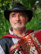 homme jouant de l'accordéon