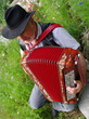 homme senior jouant de l'accordéon