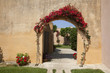 arco con buganvilla