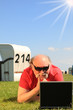 Der Mann mit dem Notebook am Strand