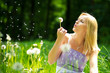 Wildwiese mit junger Frau