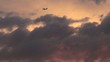 Flieger am Abendhimmel