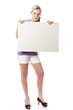 Junge Frau mit leerem Schild in der Hand Junge Frau mit leerem Schild in der Hand
