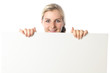 Junge Frau mit leerem Schild in der Hand Junge Frau mit leerem Schild in der Hand