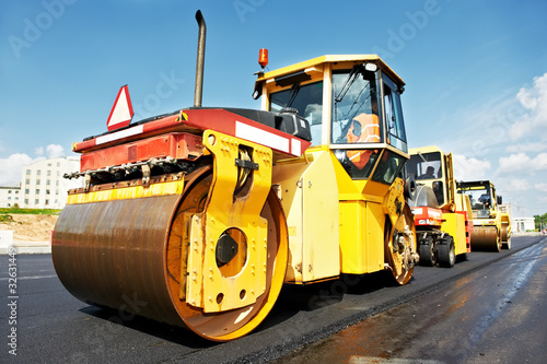 Foto: asphalt roller at work asphalt roller at work