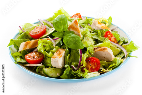 Foto: Vegetable salad with roasted chcicken meat Vegetable salad with roasted chcicken meat