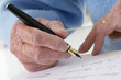 Personne agée-signature d'un document