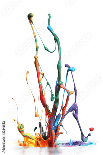 Foto: Colorful paint splashing isolated on white Colorful paint splashing isolated on white