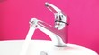 Wasserhahn anmachen und Wasser laufen lassen