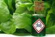 salat mit giftflasche